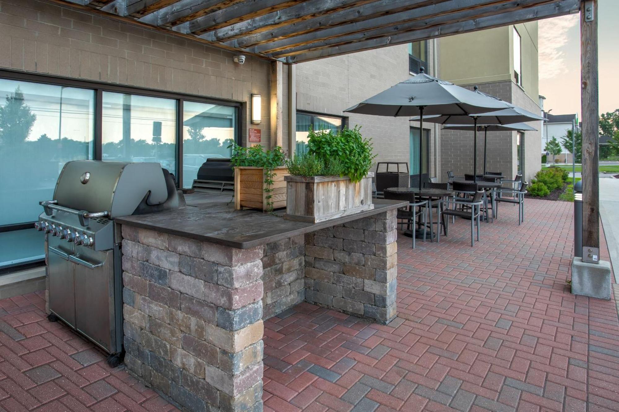 Towneplace Suites By Marriott Detroit Belleville Bagian luar foto