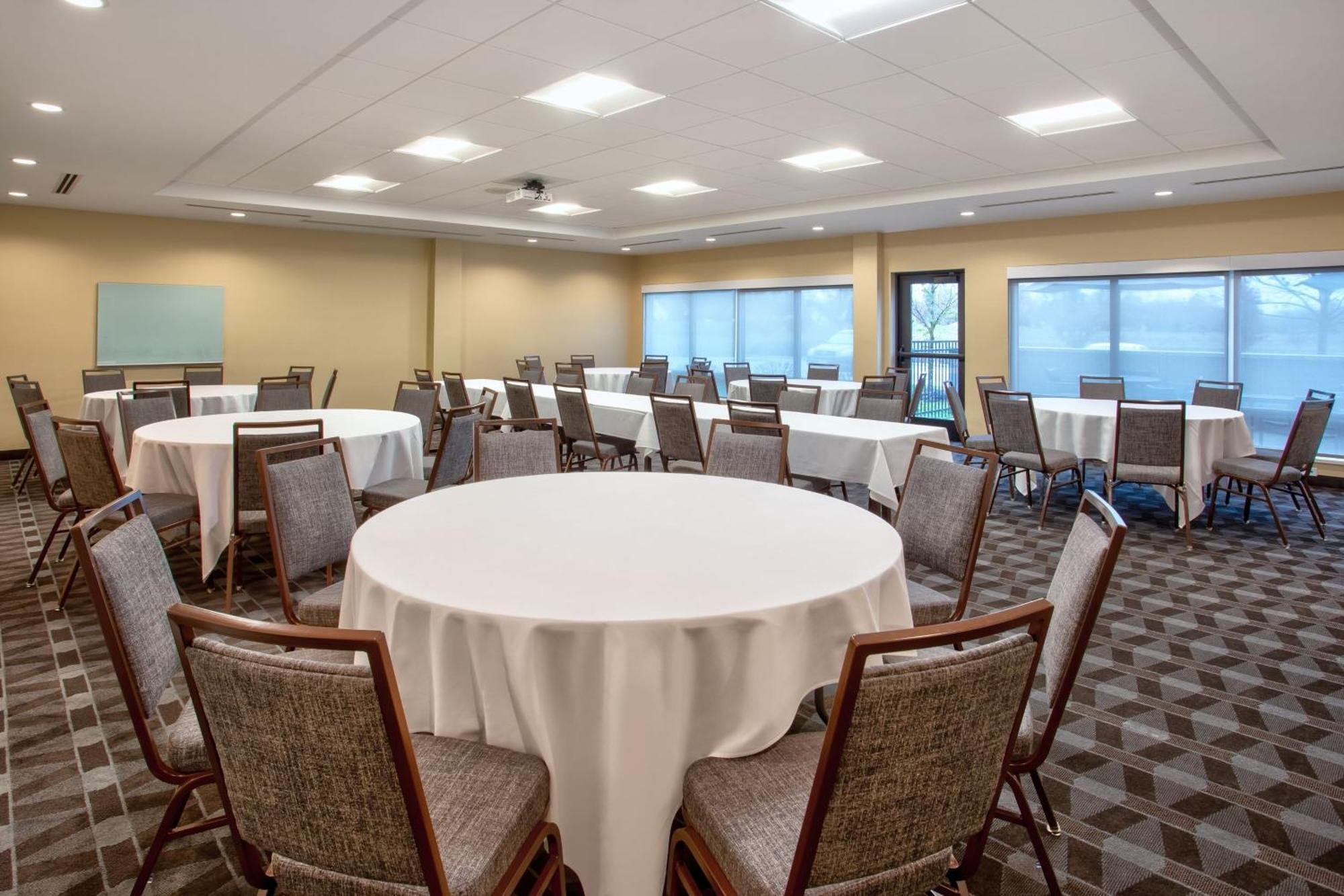 Towneplace Suites By Marriott Detroit Belleville Bagian luar foto